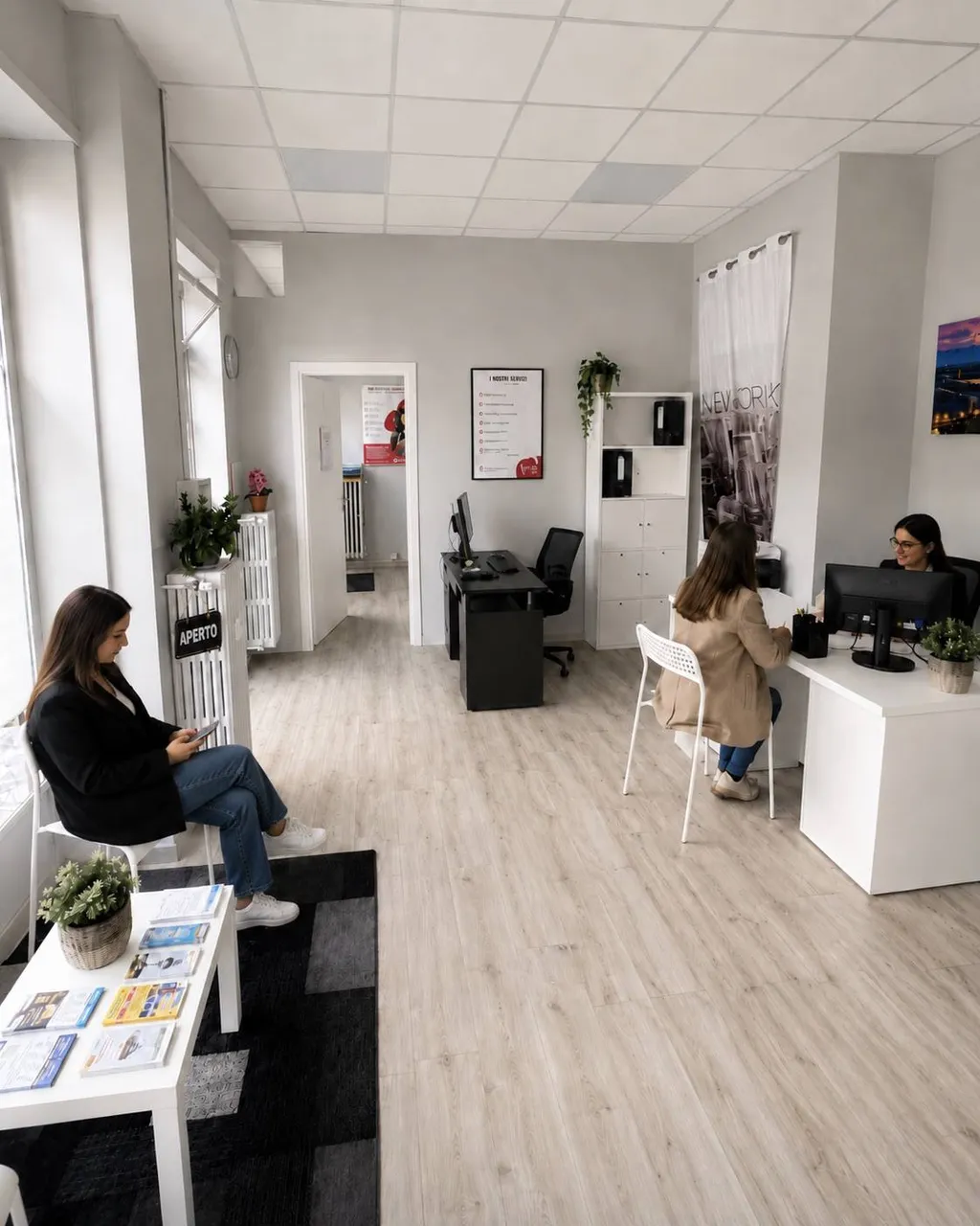 Interni luminosi dello studio con sala d'attesa e postazioni di lavoro