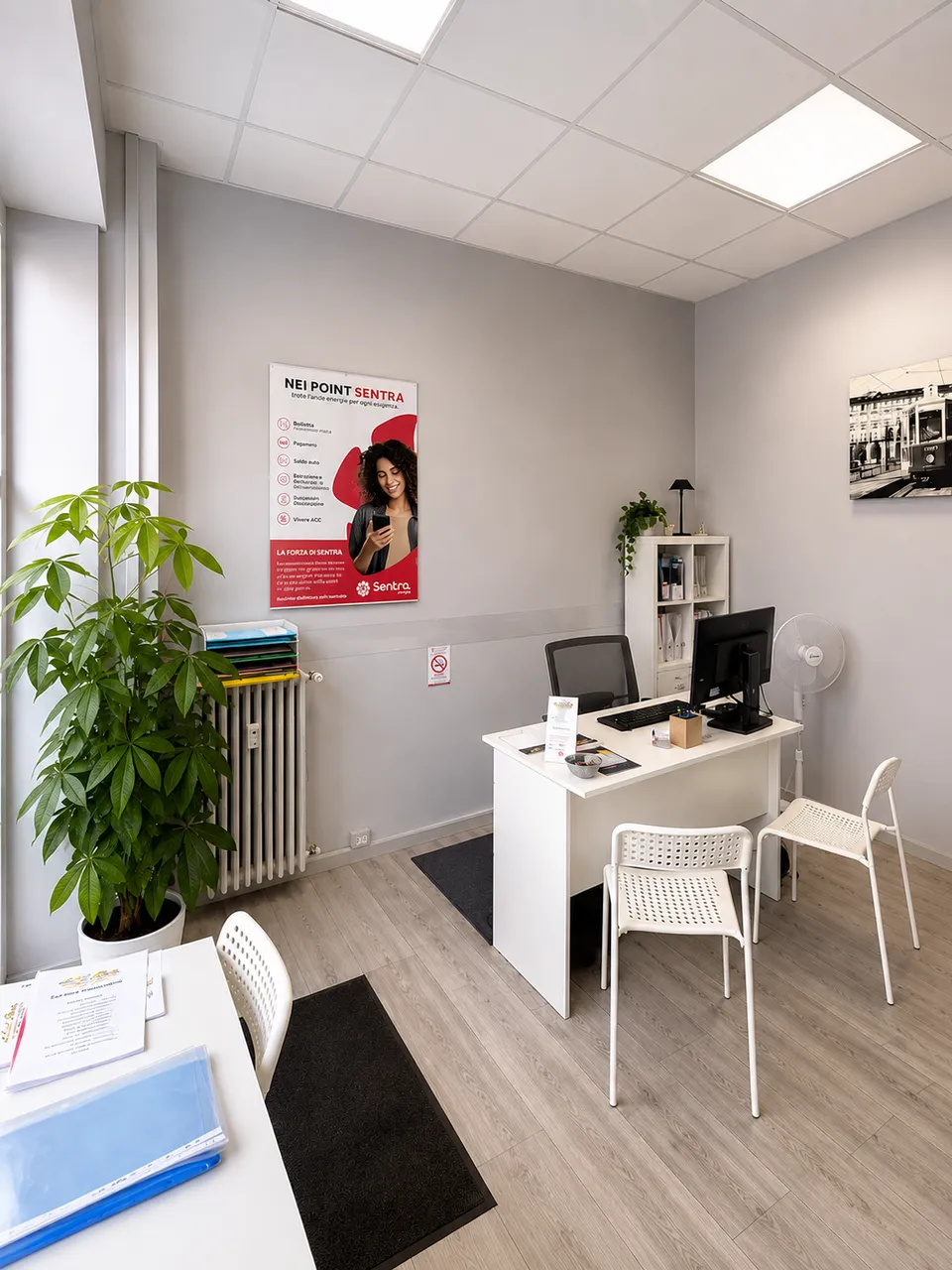 Stanza per le consulenze riservate con scrivania e sedute