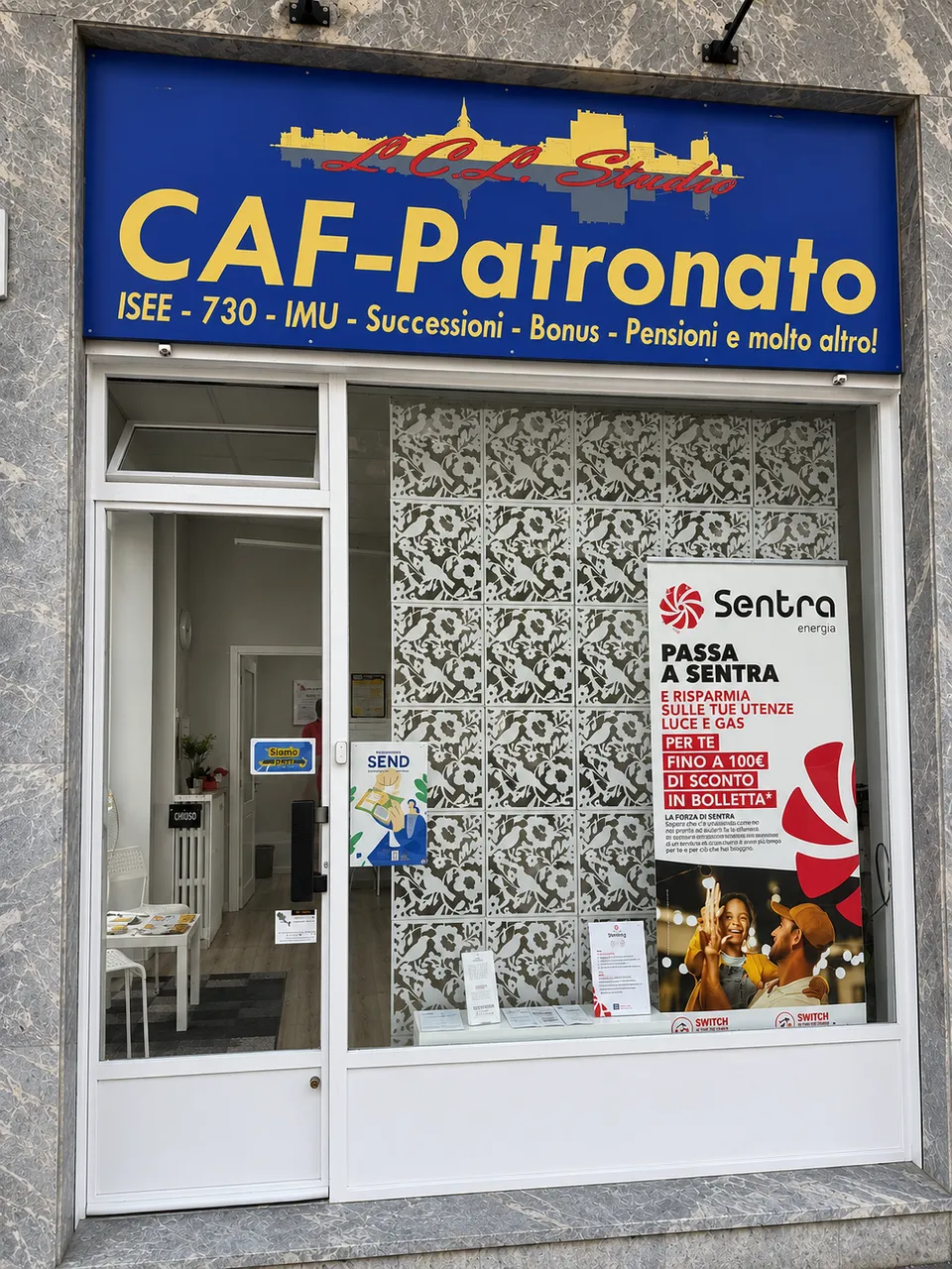 Ingresso e vetrina di L.C.L. Studio con i servizi CAF e Patronato